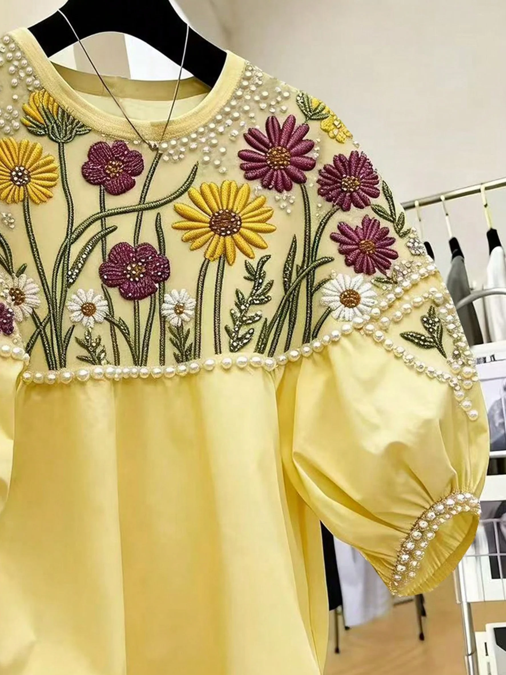 Elegantes Damen-Oberteil im Vintage-Stil mit Chrysanthemenmuster und verzierten Blütenblattärmeln, Rundhalsausschnitt, elegantes und süßes Damen-Oberteil mit lockerem, abfallendem Schulterärmeldesign, geeignet für tägliche Ausflüge, Partys und gesellige Anlässe. – Detail 4