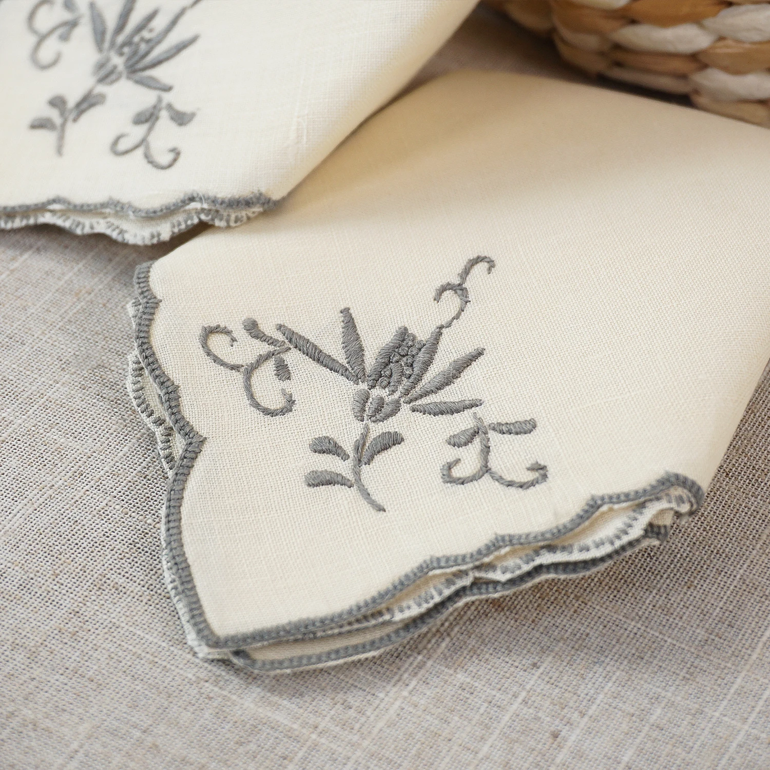 Vintage handbesticktes Leinen-Taschentuch aus reinem Jute-Leinen, quadratische Serviette mit Einseitiger Stickerei und Wellenkante, elegant für Hochzeiten – Detail 4