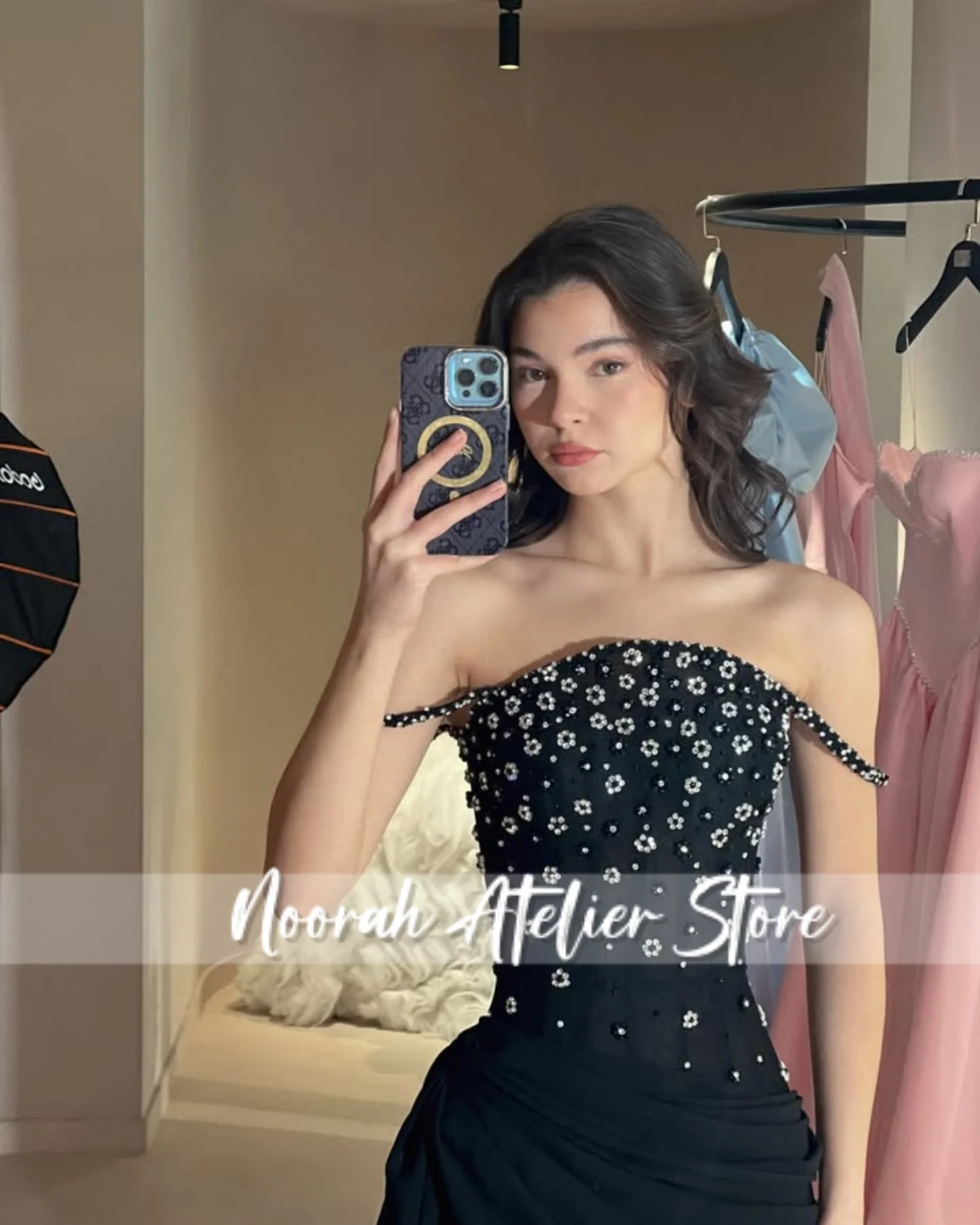 فساتين سهرة أنيقة سوداء مكشوفة الكتفين في دبي 2025 مع ثوب زفاف على شكل زهرة بيضاء فستان حفلة موسيقية Fساتين Shrase Vestidos مخصص