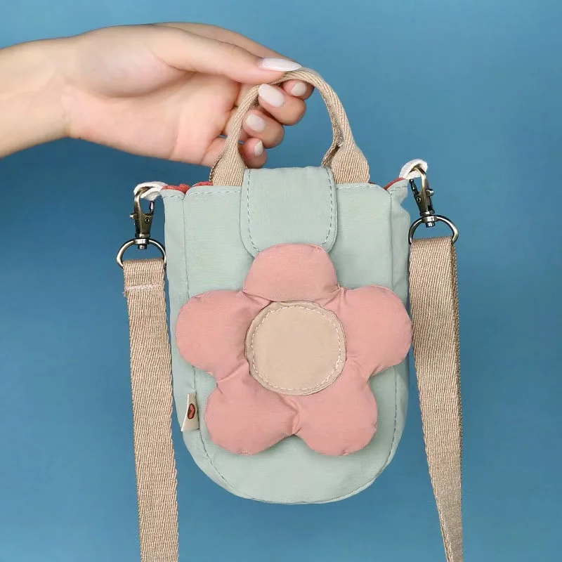 Bolsa literária com flor para mulheres, bolsa mensageiro versátil, bolsa de ombro único, bolsa de lona, adorável desenho animado, nicho, moda outono e inverno, in