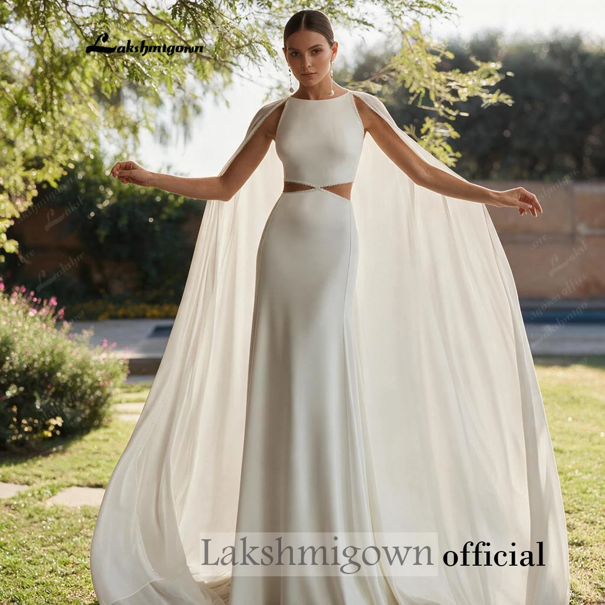 Minimalistisches Brautkleid aus Satin mit hohem Halsausschnitt, ausgeschnittenem Taillenbereich, Meerjungfrauen-Schnitt, abnehmbarem Chiffon-Umhang, offenem Rücken, Strandbrautkleid – Detail 5