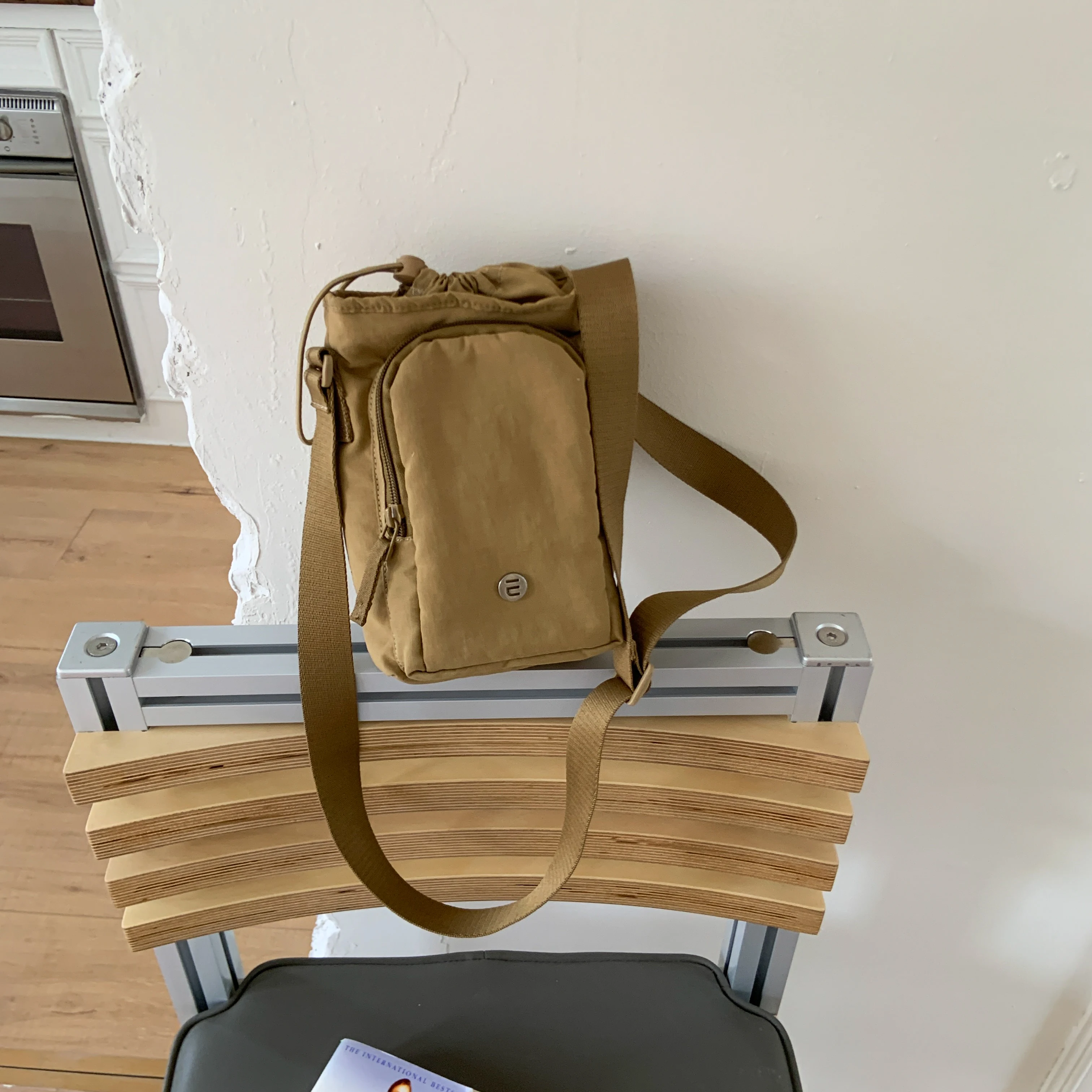 النمط الياباني فتاة لون نقي الرباط دلو حقيبة 2025 صيف جديد متعدد الوظائف الرجال والنساء حقيبة كتف Crossbody B