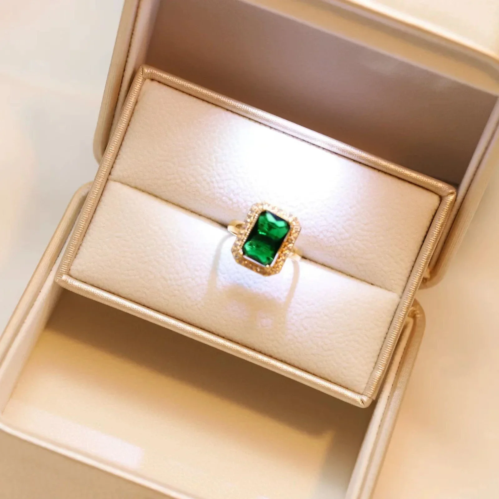 

A square zirconia geometric titanium steel necklace exuding an air of high-end elegance, with a retro and niche design
