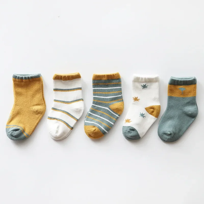 

New Cartoon Midtube Children's Socks Combed Cotton Socks for Boys and Girls A Pair of Random Delivery