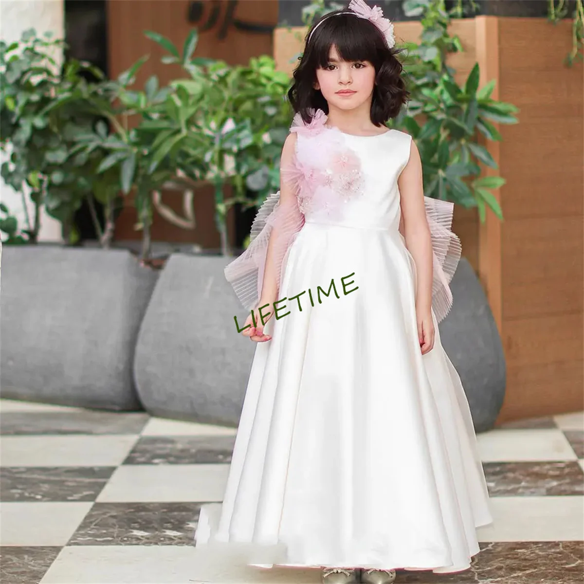 Elegant White Dubai Girl Dress Pearls Arab Kids Bridesmade Princess Gown for Wedding Birthday Holiday Party 2024