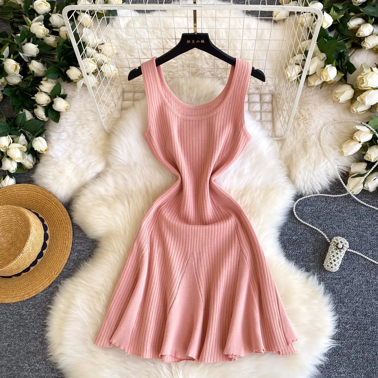 

REALEFT Летнее однотонное элегантное женское вязаное мини-платье А-силуэта без рукавов, новинка 2026 года, повседневное короткое платье-майка с круглым вырезом для женщин