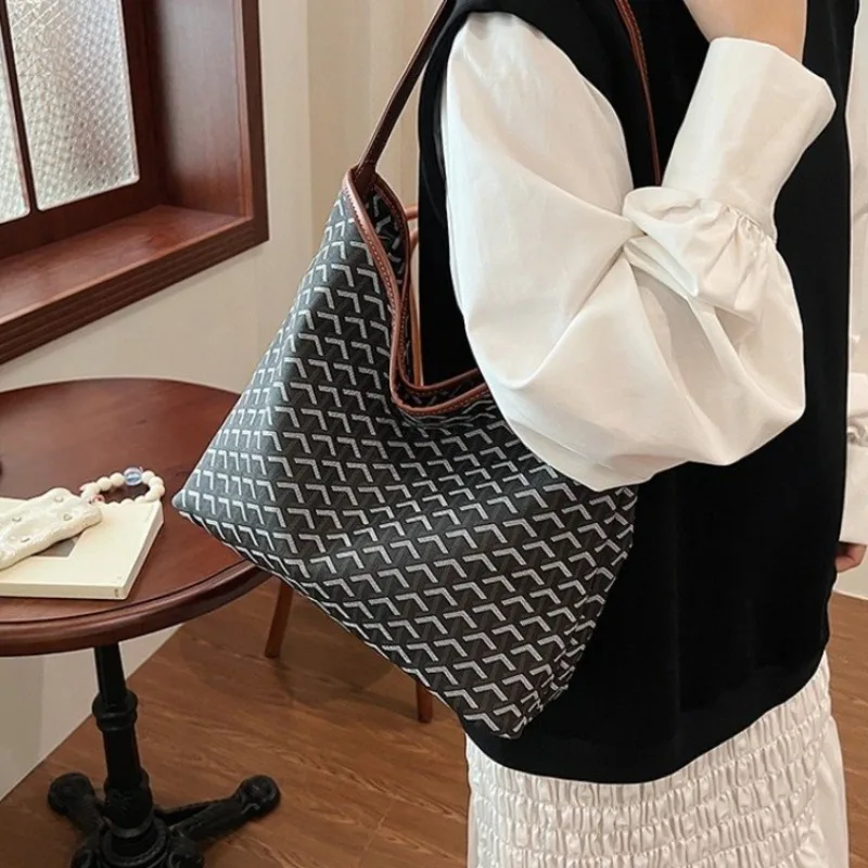 

Женская функциональная сумка через плечо, хорошо организованная внутренняя часть, легкий доступ к принадлежностям, практичный дизайн