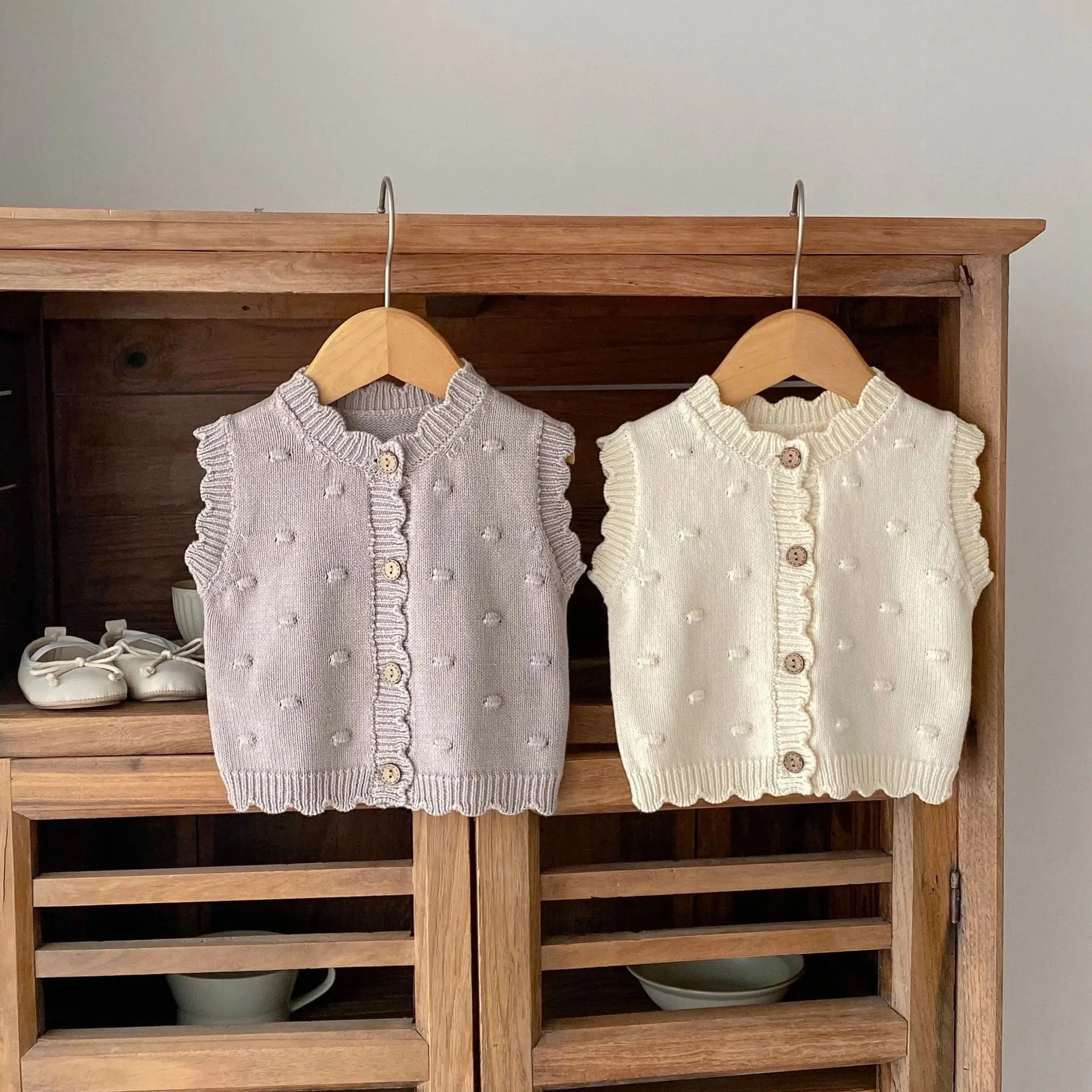 

New autumn baby clothing for 0-3 years old, baby boys, baby girls, small wool ball cardigan, knitted sweater, simple vest