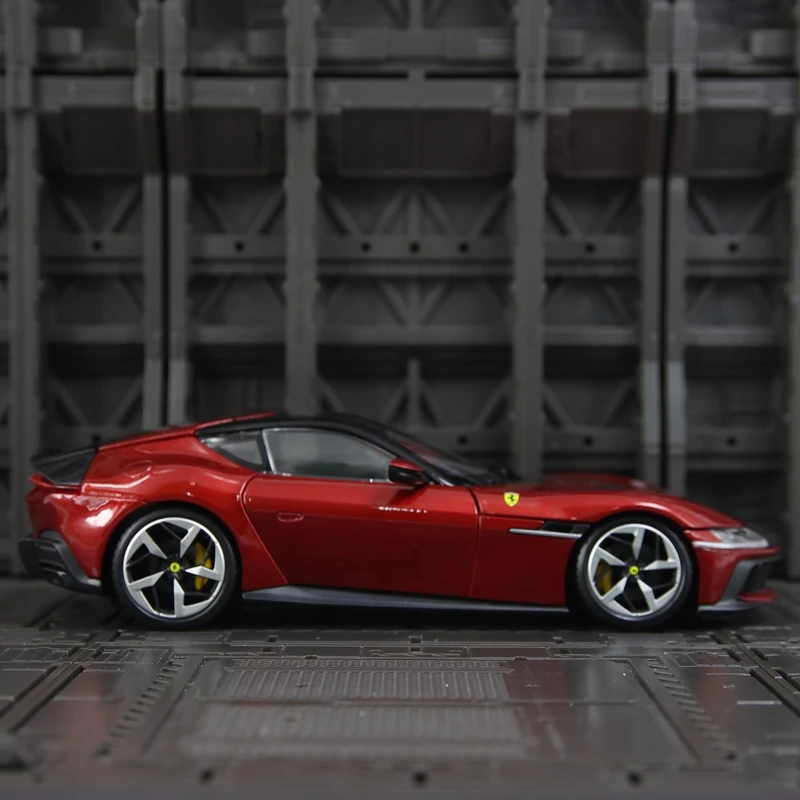 Bburago 1:24 Ferrari 12 Cilindri coche en miniatura de aleación colección de adornos estáticos, puertas y capó del motor, maletero se puede abrir