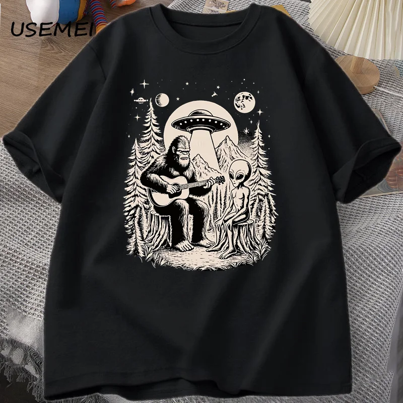 

Bigfoot Playing Guitar with Alien and UFO Vintage 90s Tshirt Funny Designer Men's T-shirts High Quality Cotton Tees Clothes