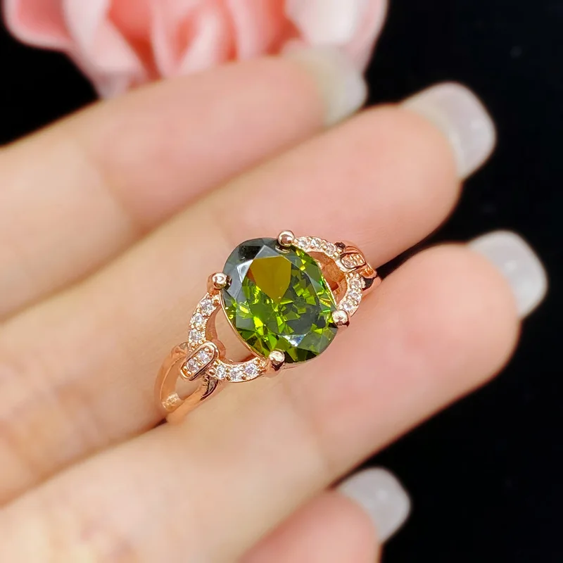 Oval-shaped imitation grandmother olive green ring, silver plated with 18K rose gold - perfect for ladies' fashionable parties,