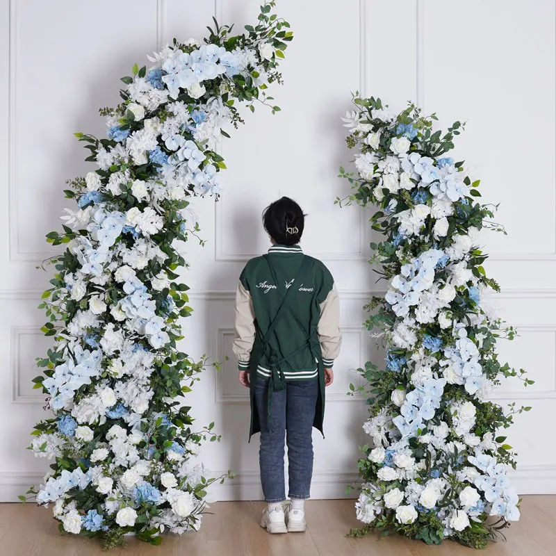 الأزرق الأبيض زهرة صف الزفاف خلفية القرن قوس ديكور الورد السحلية الخضراء أوراق النعناع ترتيب الأزهار الدعائم الطرف A8798