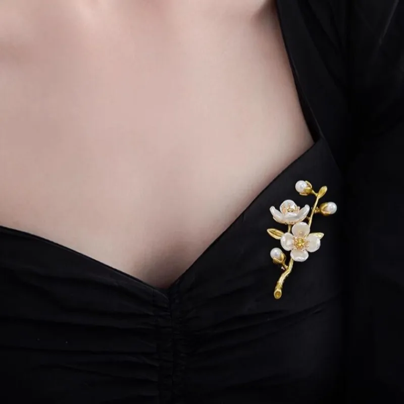 Spille vintage con perle a forma di fiore per donna, elegante design a giglio, per feste di matrimonio, eleganti distintivi, accessori per gioielli