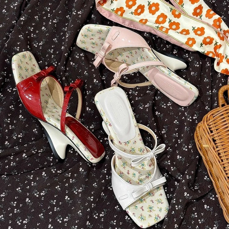 

Новые милые стильные босоножки на танкетке в сказочном стиле, летние модные кожаные тапочки на высоком каблуке с французской цветочной вышивкой для женщин