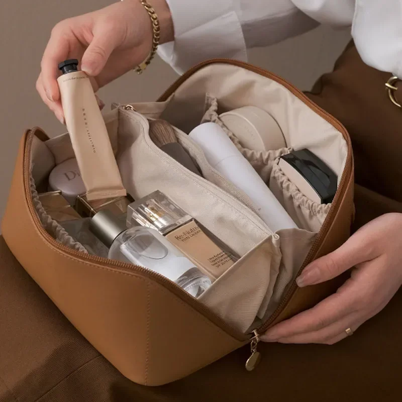 حقيبة مستحضرات التجميل للسفر ذات سعة كبيرة محمولة من البولي يوريثان حقيبة مكياج للنساء مقاومة للماء حقيبة يد لغسيل الحمام متعددة الوظائف