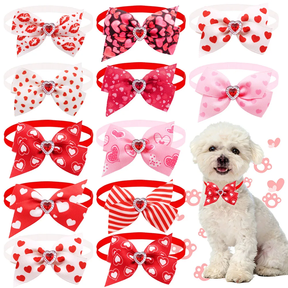 

50 шт. 2026 новых галстуков-бабочек для собак с бриллиантами, модные вечерние галстуки-бабочки на день Святого Валентина, ошейники, регулируемые принадлежности для шеи домашних животных для собак