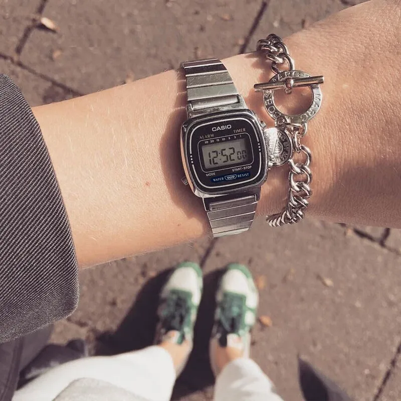 ساعة كاسيو للرجال بمينا صغير كلاسيكية مربعة كلاسيكية LED وشاشة رقمية وحركة كوارتز وساعات عصرية للطلاب