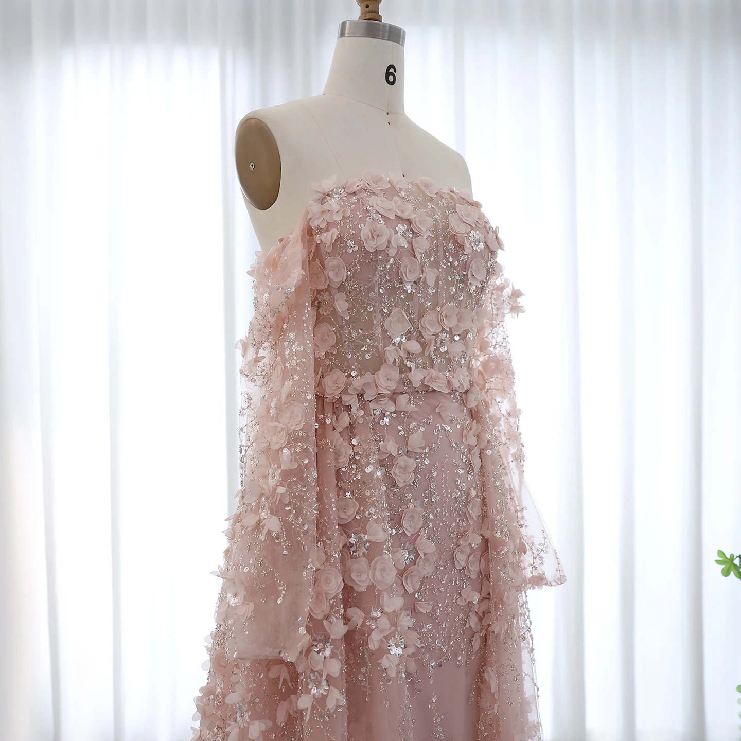 Sharon Said 3D-Blumen-Flieder-Luxus-Abendkleid aus Dubai mit Überrock in Flieder für arabische Frauen, Hochzeitsfeierkleid SS352, maßgeschneidert – Detail 17