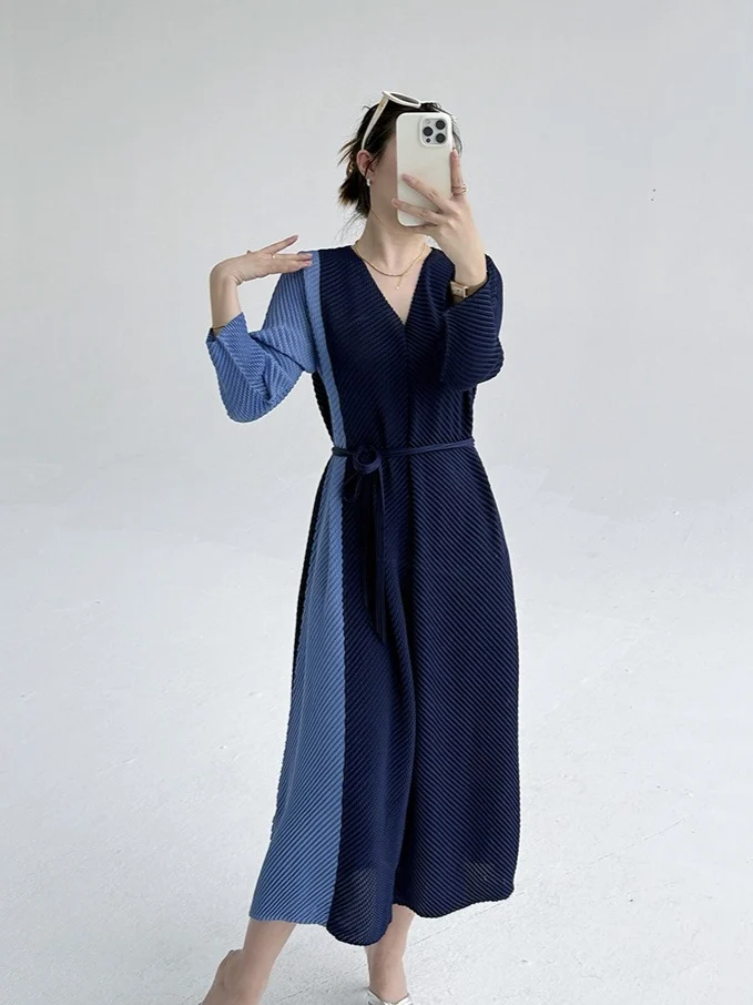 

Miyake Pleated Women's Colorblocking Dress Fish Scale Pleated V-Neck Dress Loose Plus Size Slim Mid-Length Dress 2025 Summer New