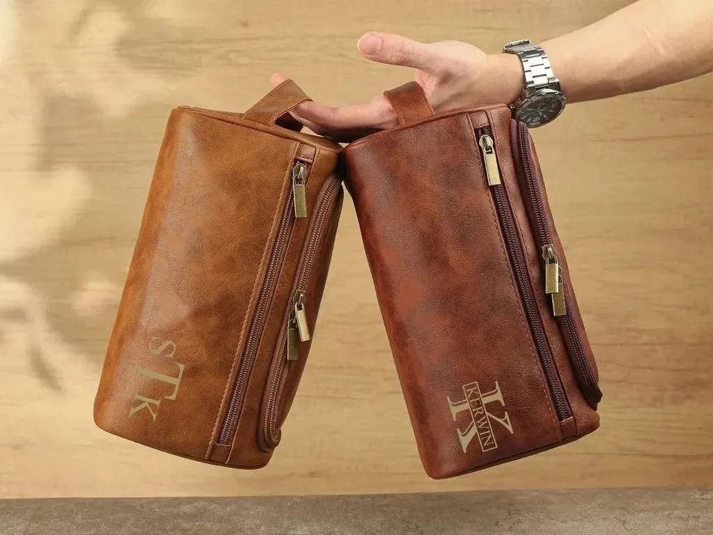 اسم محفور للرجال حقيبة مقاومة للماء اسم شخصي دائم بولي Leather جلد متعدد الاستخدام مثالي للحلاقة السفر حقيبة مكياج الأعمال #4