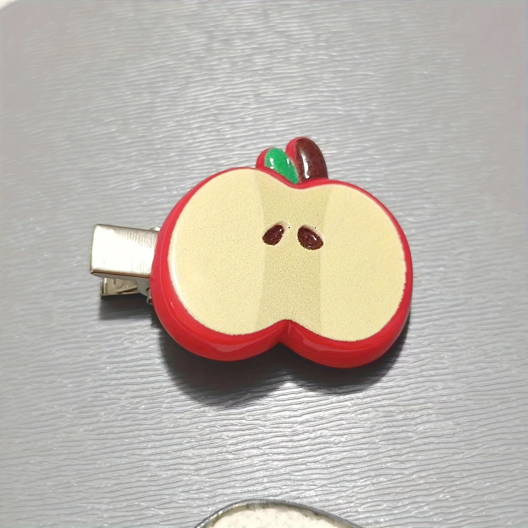 2 Stück Apfel-Haarspangen in Grün und Rot, schlichter Stil, Krokodilklemme, Pony-Accessoire, Geburtstagsgeschenk, Partygeschenk – Detail 3