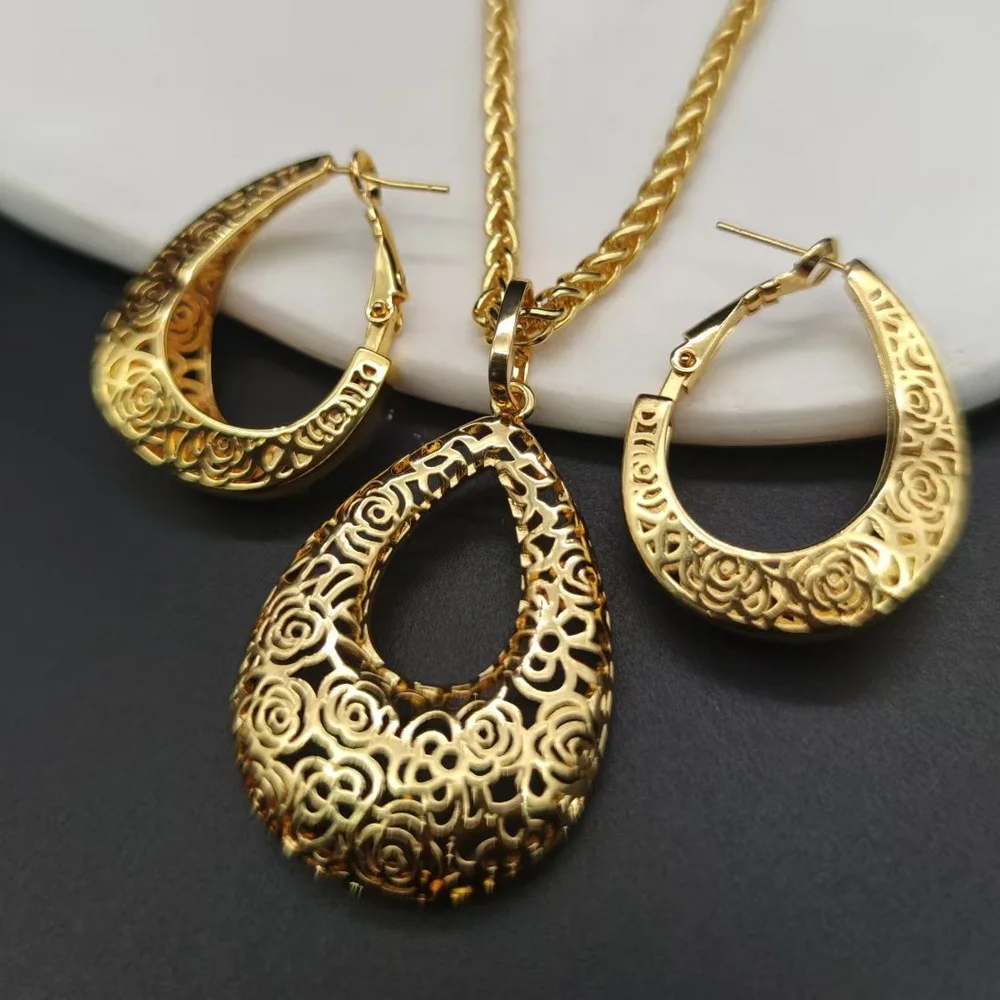 

Sunnice OEM Wholesale Cross-border New Hollow Fashion Jewelry Set 18K Gold-Plated Creative Pendant Earrings Personality Necklace