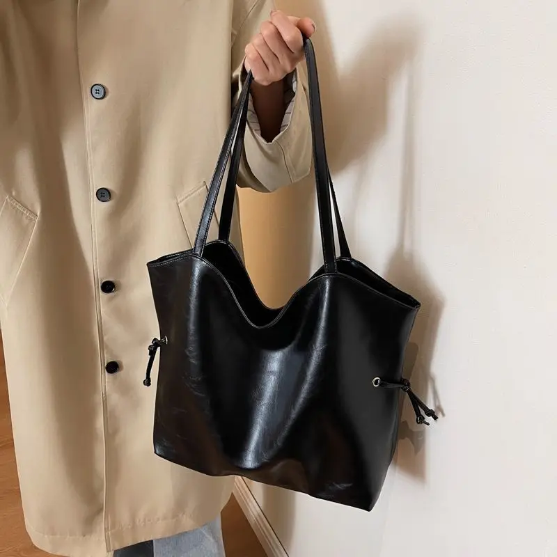 High Beauty Bag for Women 2023 New Fashion Texture Tote Simple Casual Large Capacity One Shoulder Commuter Bag