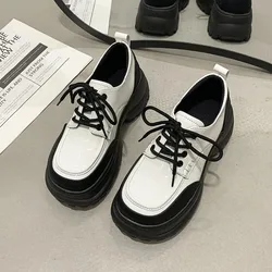 Buty damskie Platforma Oxfords Brytyjski styl Obuwie damskie Okrągłe palce Casual Sneaker Loafersy Z futrem Mieszane kolory Chodaki Skórzane