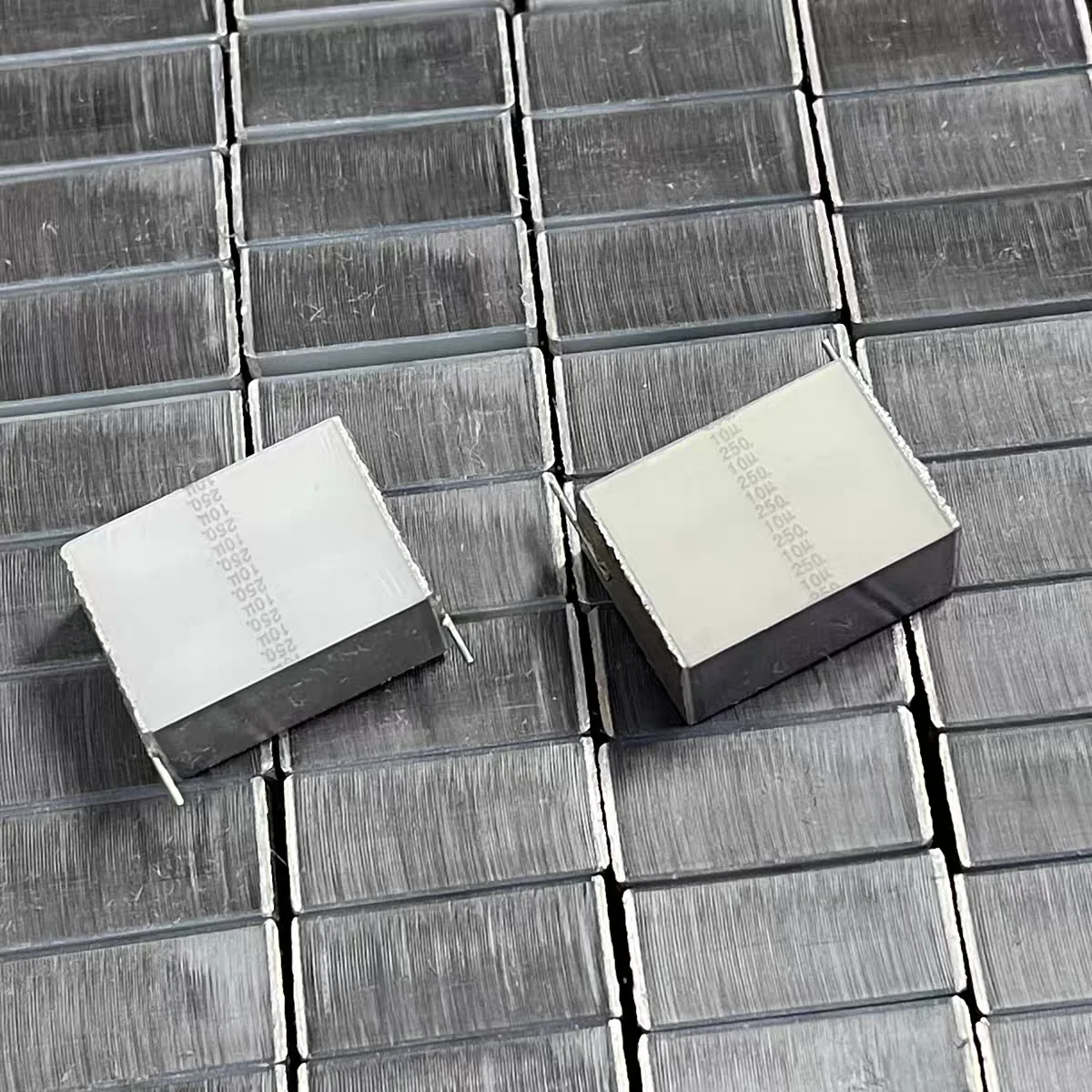 Brand new original B32564J3106K 250V 10UF copper pin multi-layer cake multilayer capacitor, size 27*12*20MM, P=27.5MM