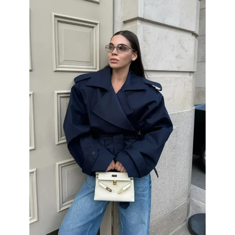 

Модный дизайн, осенняя новинка: женская одежда, элегантный однотонный тренч с отложным воротником, коротким поясом и британским стилем.