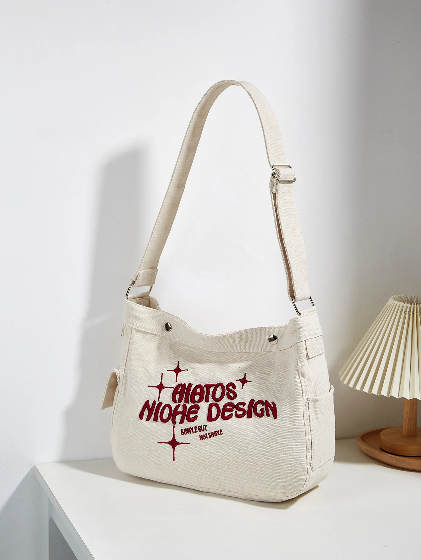 

New minimalist and stylish multifunctional sports style canvas shoulder bag suitable for daily shopping and friend gatherings