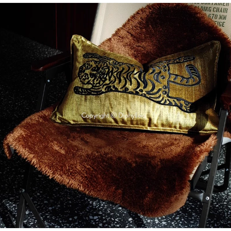Diphylleia Gold Tibetan Tiger Embroidered Lumbar Pillow Cover Luxury Silky Velvet Cushion Case 30x50cm Enhance Your Home Décor