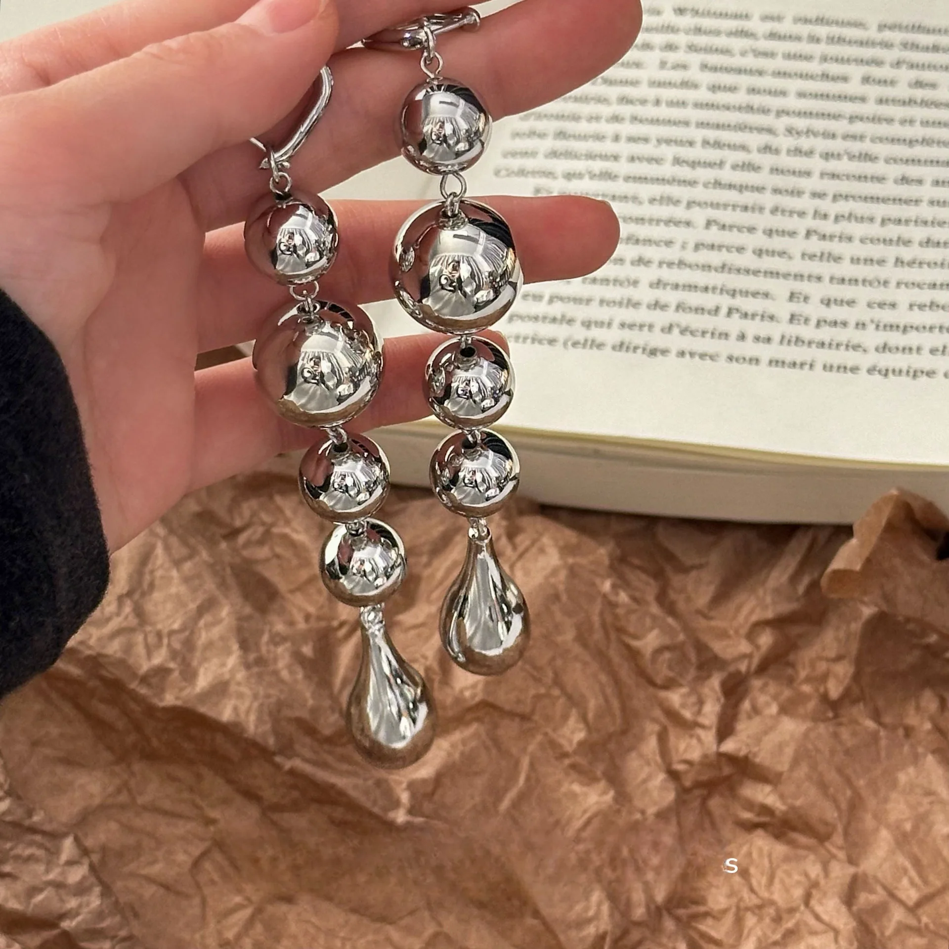 

Round Water Drop Tassel Earrings for Women Niche Exaggerated Earrings Fashionable Temperament Earrings