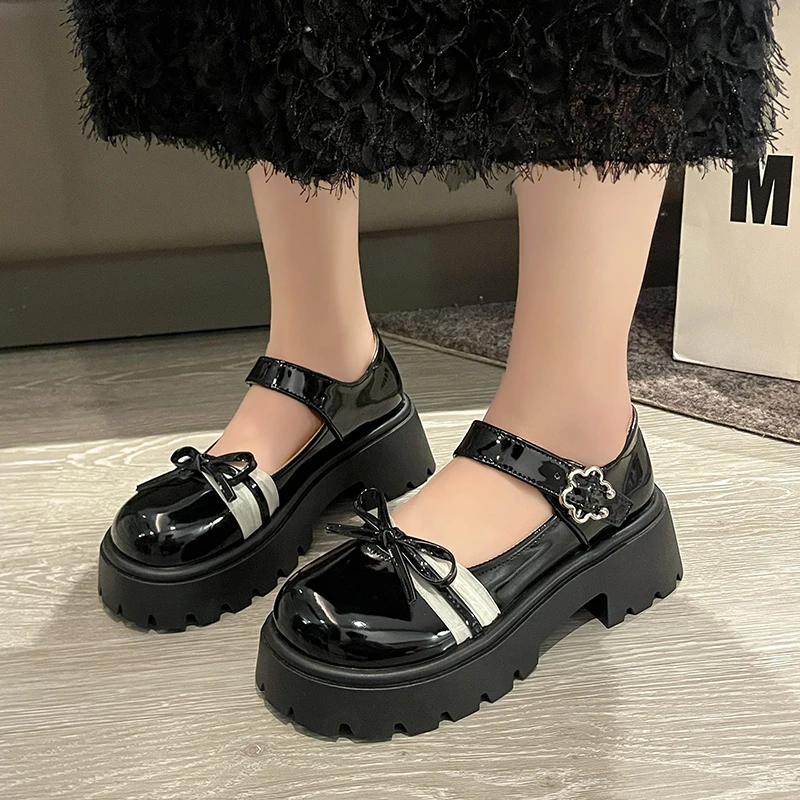 

2024 Womens Derby Shoes Shallow Mouth Female Footwear Clogs Platform Autumn LeatherDress Creepers Fall New Retro PU Hoof Heel