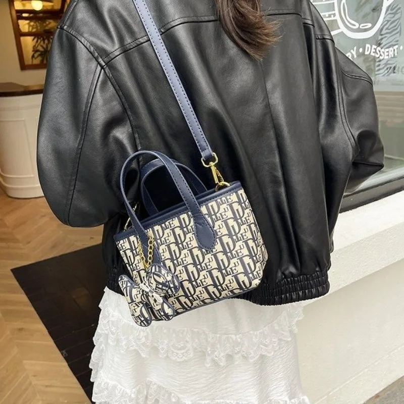 

Женская элегантная вечерняя сумка изысканного дизайна для особых случаев и официальных мероприятий изысканная