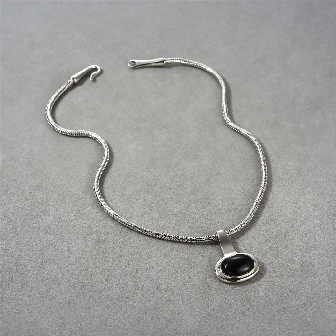 Simple and stylish black agate silver collarbone chain design, personalized and versatile necklace