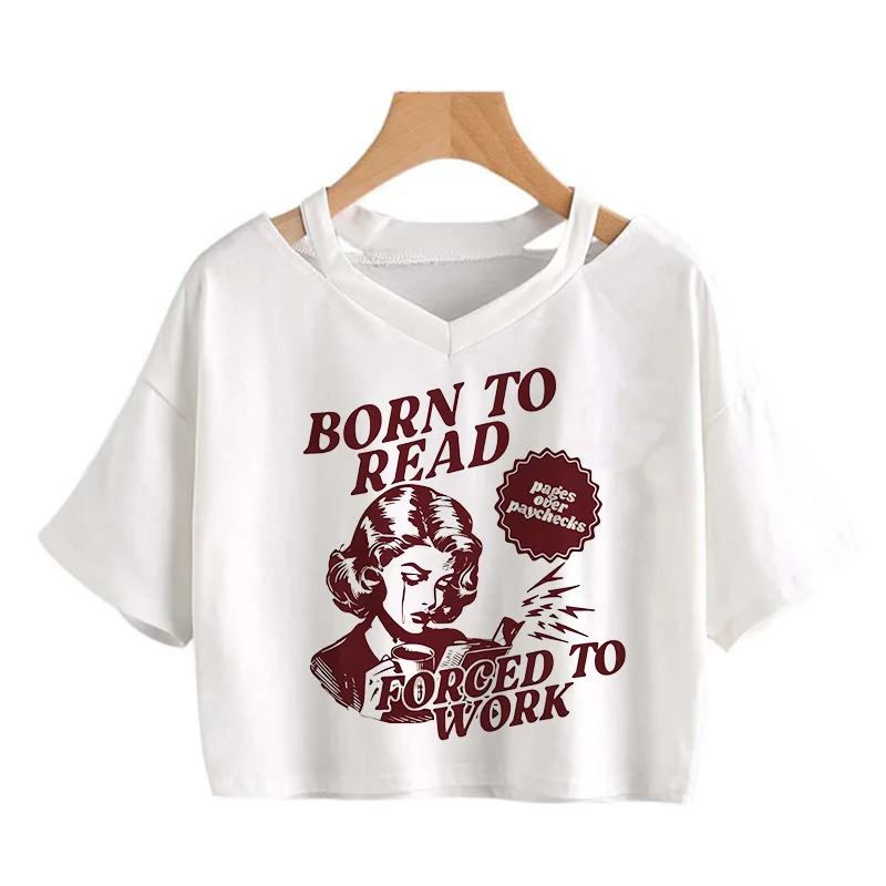 

Винтажный дизайн для любителей книг с ретро-принтом: женская укороченная футболка с надписью «Born To Read Forced To Work», иллюстрированная футболка с графическим принтом.
