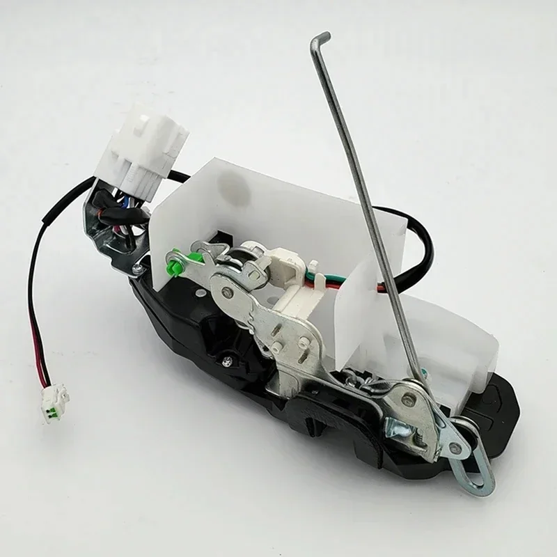 The trunk lock actuator 69110-60130 For Toyota Land CRUISER PRADO 3400 Land Cruiser (J90) 2000-2002 6911060130 view 4