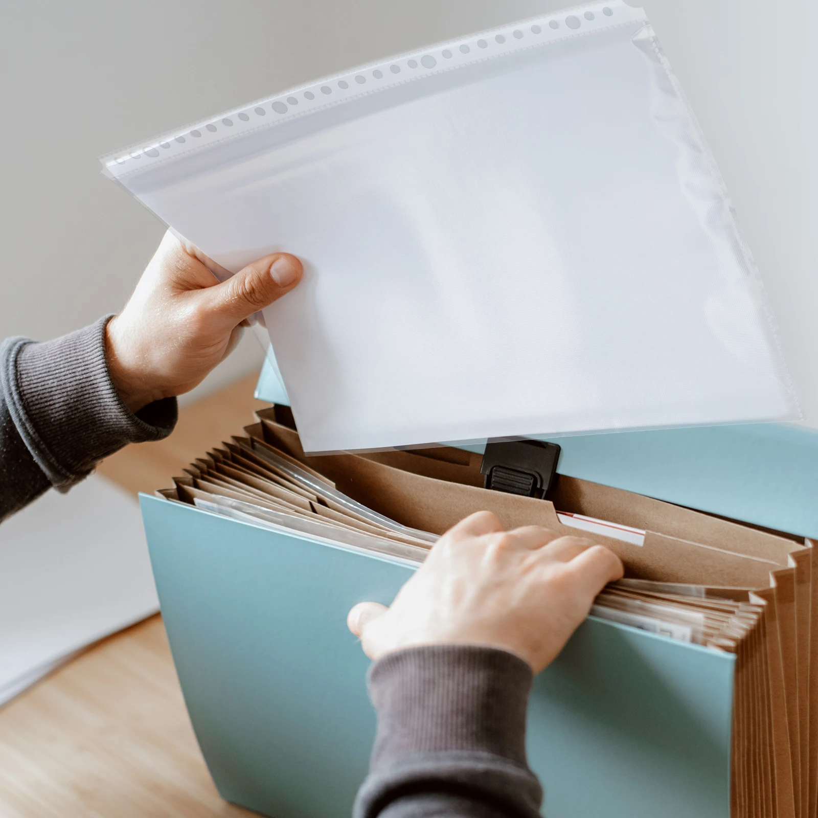 

100Pcs Binder Pockets Clear Plastic Loose Leaf Bags 30 Holes Sheet Protector for A4 Files Document Organizers Binder Pockets