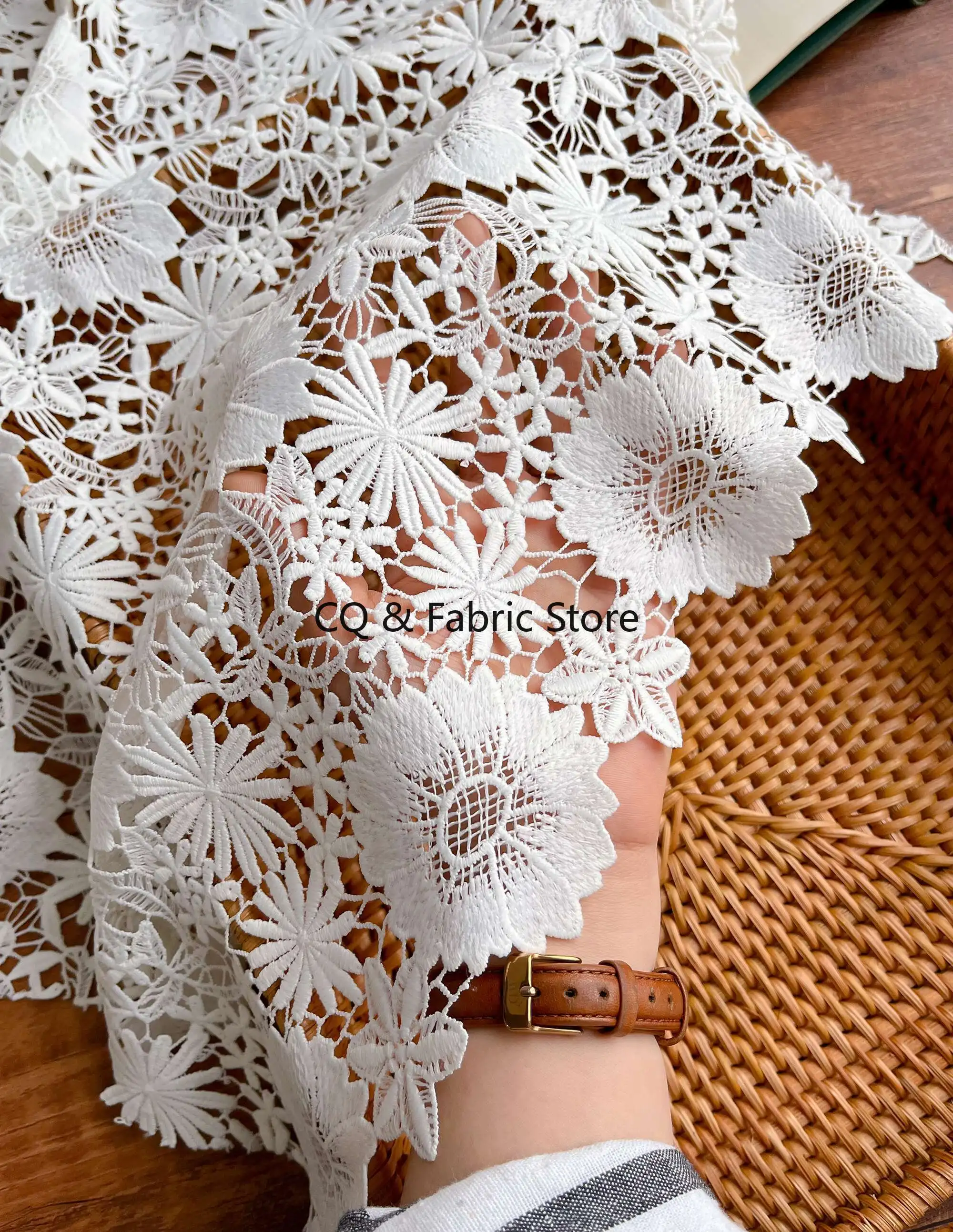 Tela de encaje blanco puro soluble en agua flor ahuecada bordado para vestido de mujer ropa tela decorativa