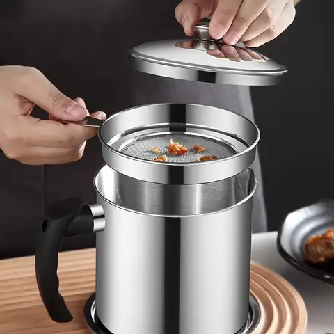 1400ml Stainless Steel Cooking Oil Dispenser Pot with Fine Mesh Strainer and Base Tray Large Capacity Bacon Grease Keeper Storage Container Jug Household Kitchen Frying Tools Accessories