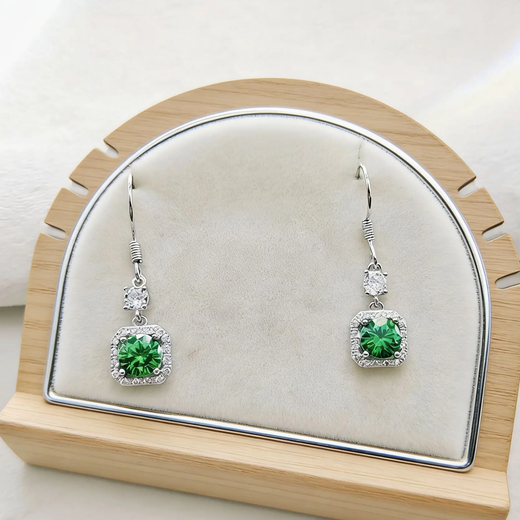New style ear hook emerald princess earrings with luxurious and high-end feel sapphire earrings for women