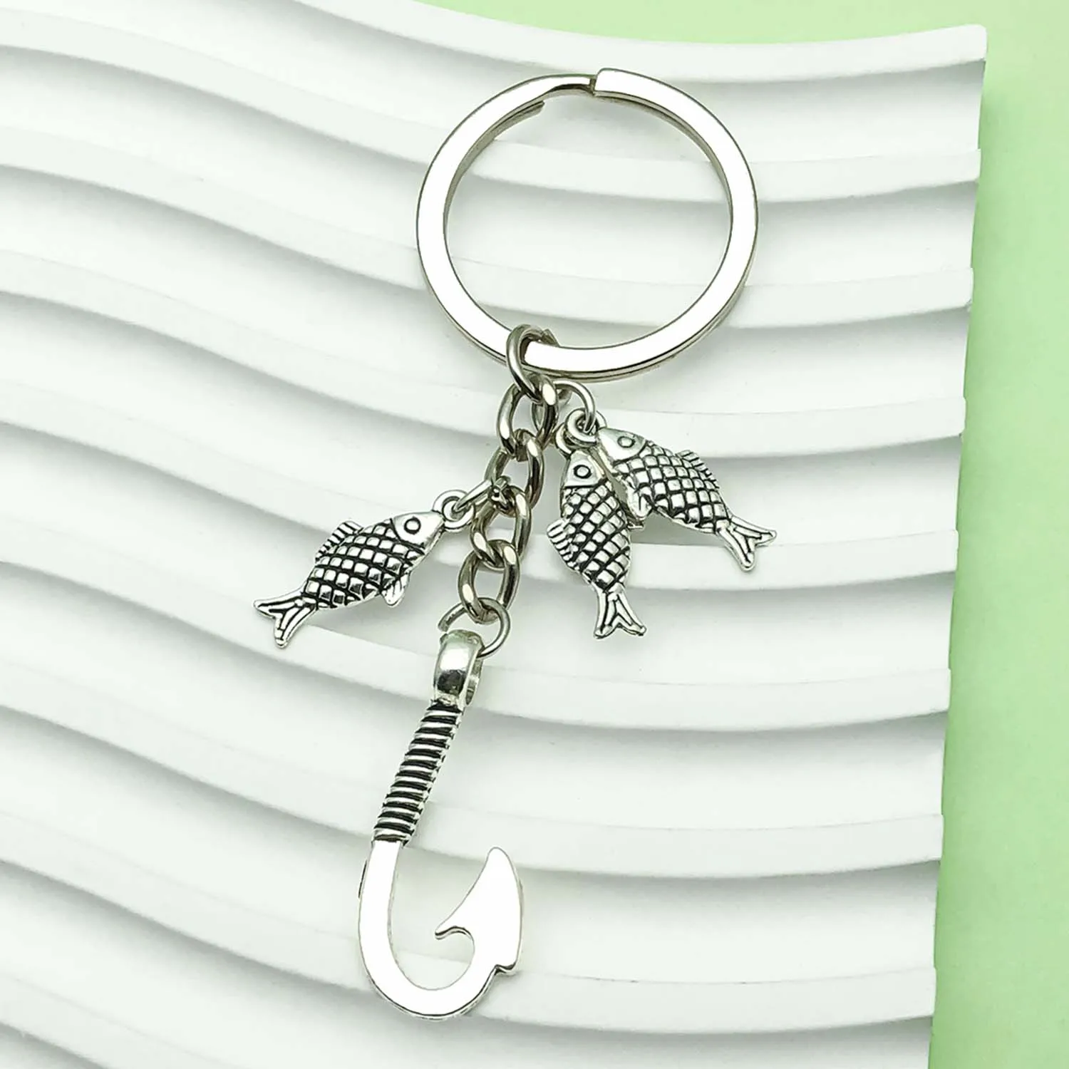1pc Fashionable Chic Fish & Fishhook Design Keychain, Alloy Fishing Enthusiast Key Ring, for Car Keys, Backpacks, Wallets