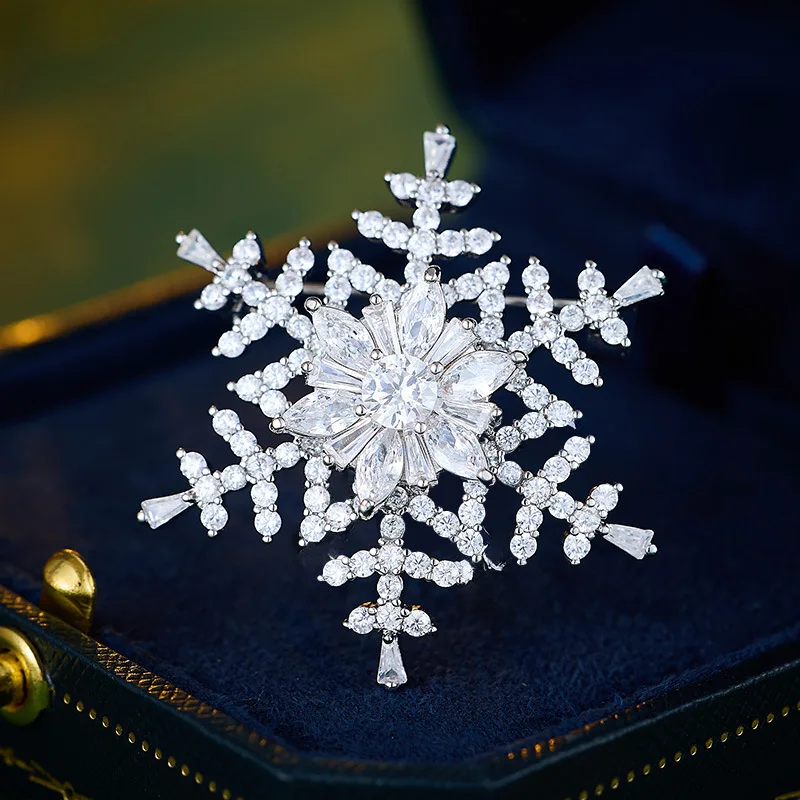 

Новая роскошная брошь в виде снежинки с цирконием для женщин, вращающаяся нишевая булавка для пальто и свитера, элегантный сладкий аксессуар, украшение одежды