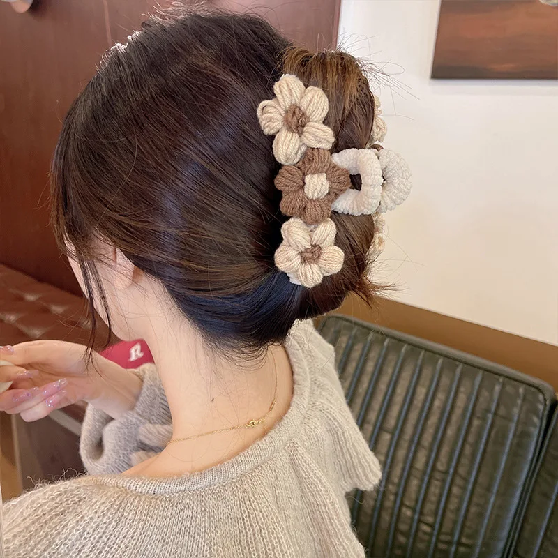 1pc New autumn and winter knitting flower yarn gripper clip autumn and winter women's plush shark clip hair clip hair accessory
