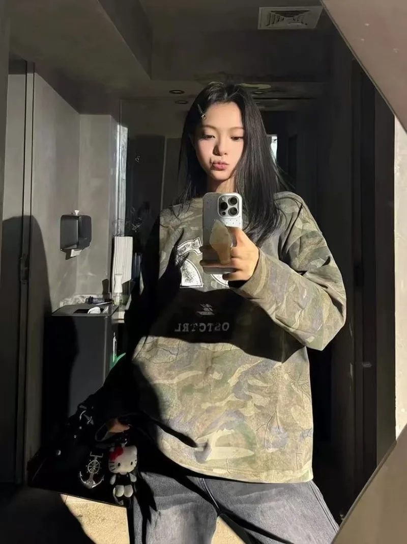 Herbst neues Retro-Camouflage-Digitaldruck-loses Rundhals-Langarm-T-Shirt für Damen, lässig, bequem und vielseitig