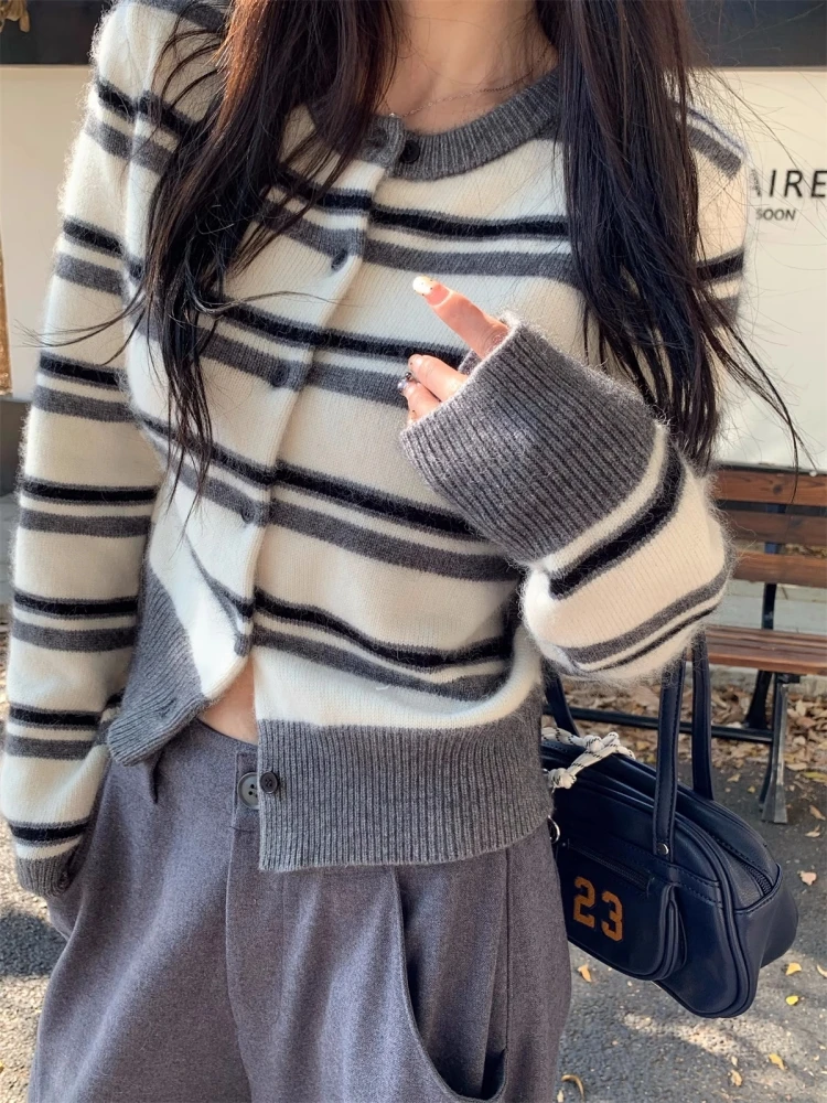 

New Product : Women's Round Neck Knitted Sweater 100% Merino Wool Cardigan Fashion Korean Striped Top Short Loose Sweater Winter