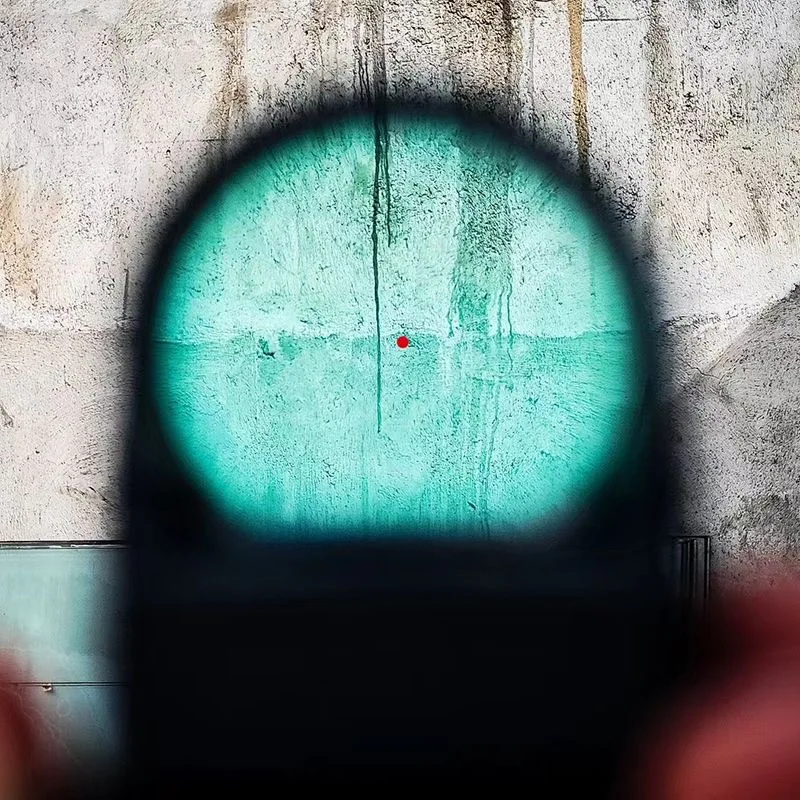 Holographic Iris High Shock‑Resistant Red Dot Sight, Multiple Colors Available, 20mm Universal for Outdoor Toy Observation