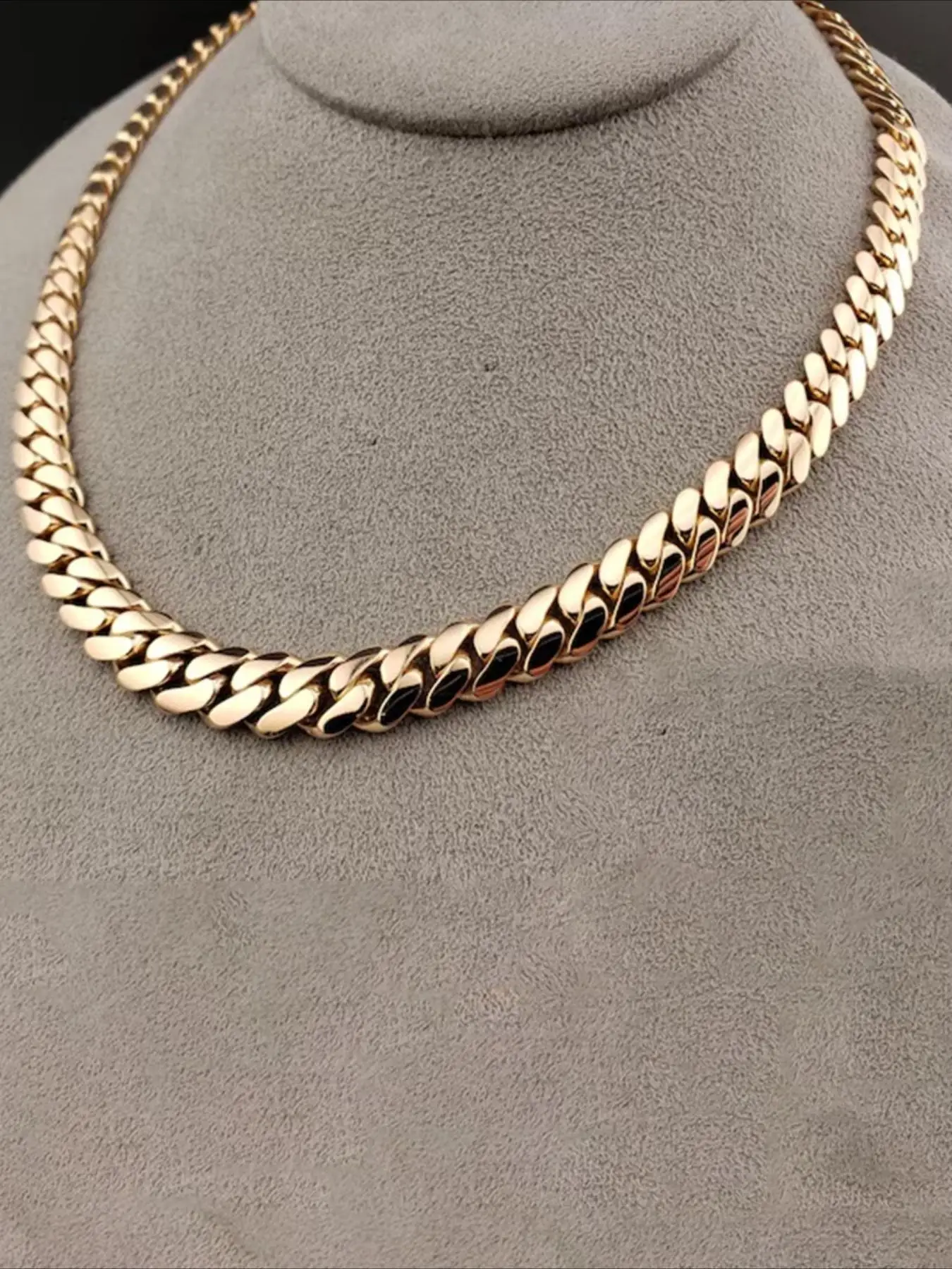 Vintage rose gold 20mm hip hop rap luxury custom gradual change Miami Cuban chain necklace with striking gold decoration,