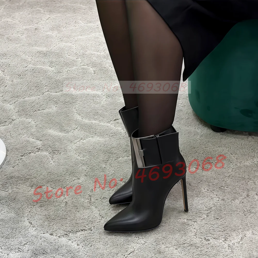 

Ботильоны на каблуке с серебряной пряжкой и ремешком, женские пикантные туфли на высоком каблуке-шпильке с острым носком, модные лаконичные ботильоны с черным металлическим декором